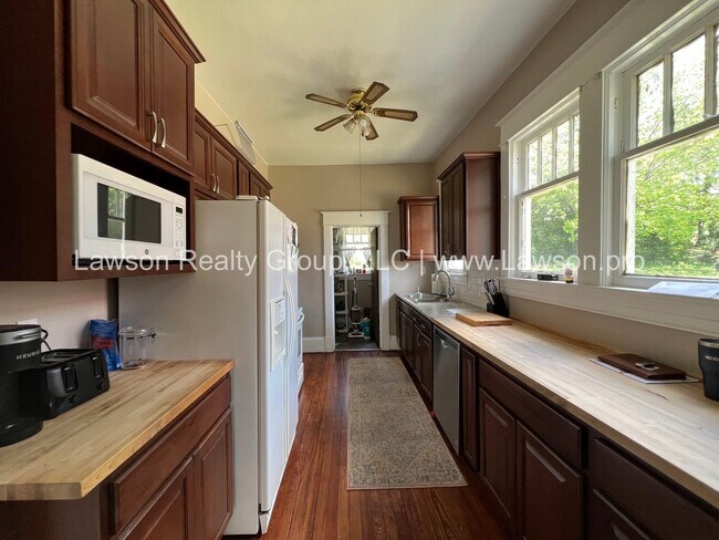 Building Photo - Beautiful House, Close to the Greenway and...