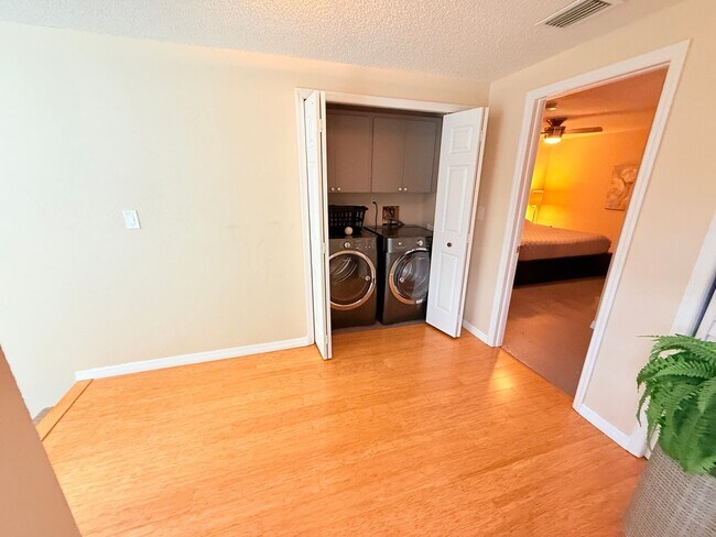 Building Photo - Huge Loft-Style 1 bed 1.5 Bath for Rent in...