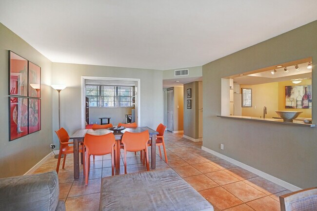 Building Photo - 1831 Sabal Palm Dr