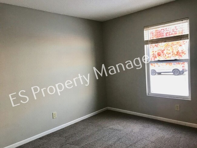 Building Photo - Beautiful 3 Bedroom 2 Bathroom Ranch Style Home in Lawrence!