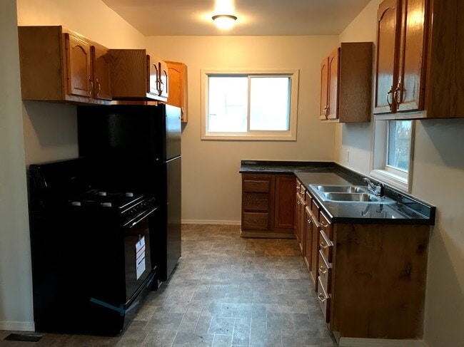 Primary Photo - 423 Parade St