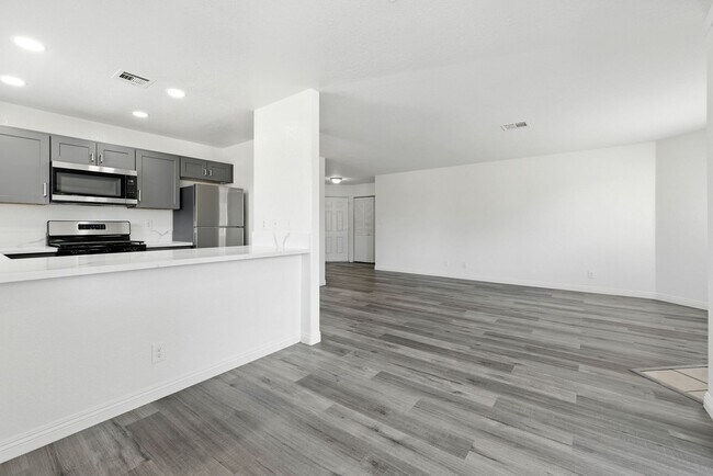 Building Photo - SW!! 2 Bedroom Condo!! 1st Floor!! Newly r...