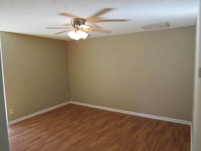 Building Photo - Charming 2-Bed, 2-Bath Townhouse in NW Kno...