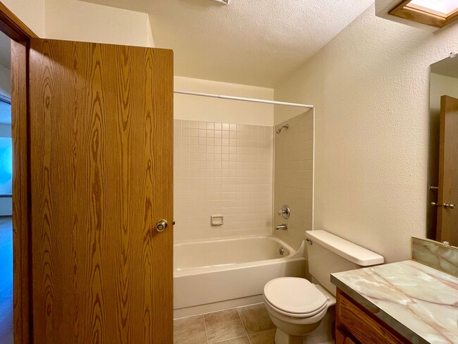 Building Photo - SE Single level 2 Bed 2 Bath Condo - A/C, ...