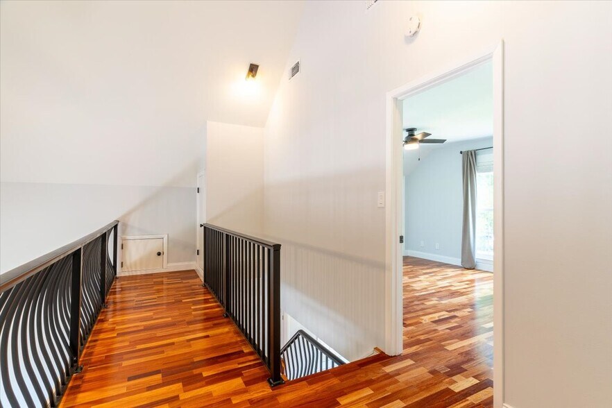Building Photo - 817 N Lakeside Dr