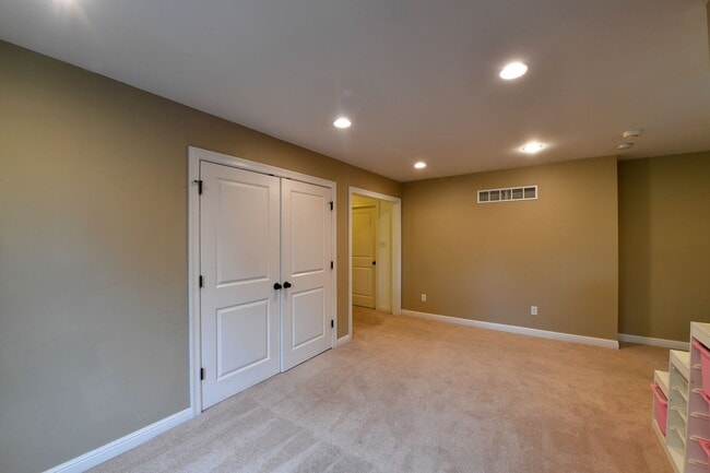 Building Photo - Kirkwood 5 bedroom / 3 full bathroom home