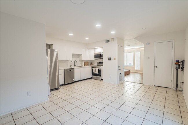 Building Photo - 1702 Good Day Dr