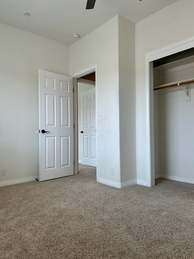 Building Photo - Please Contact Vaughn Realty to set up an ...