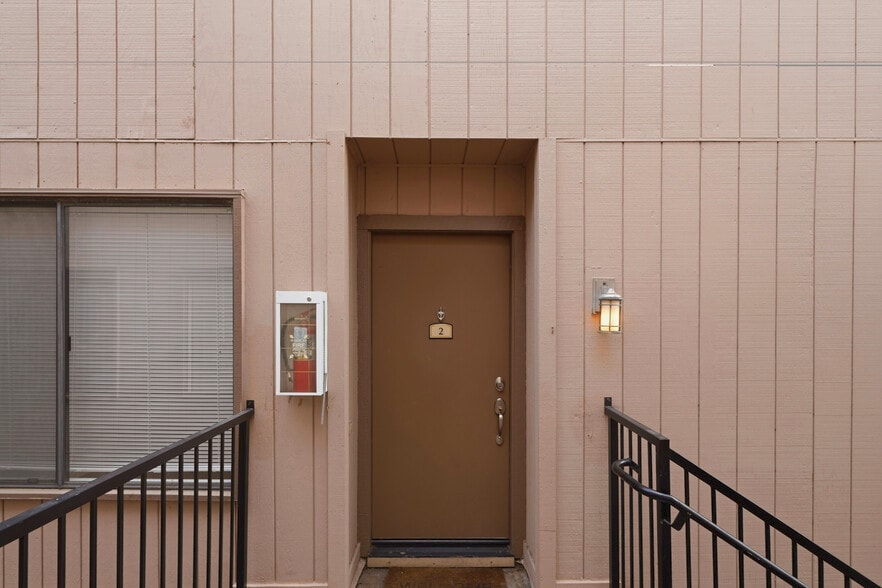 Building Photo - 523 Woodside Oaks