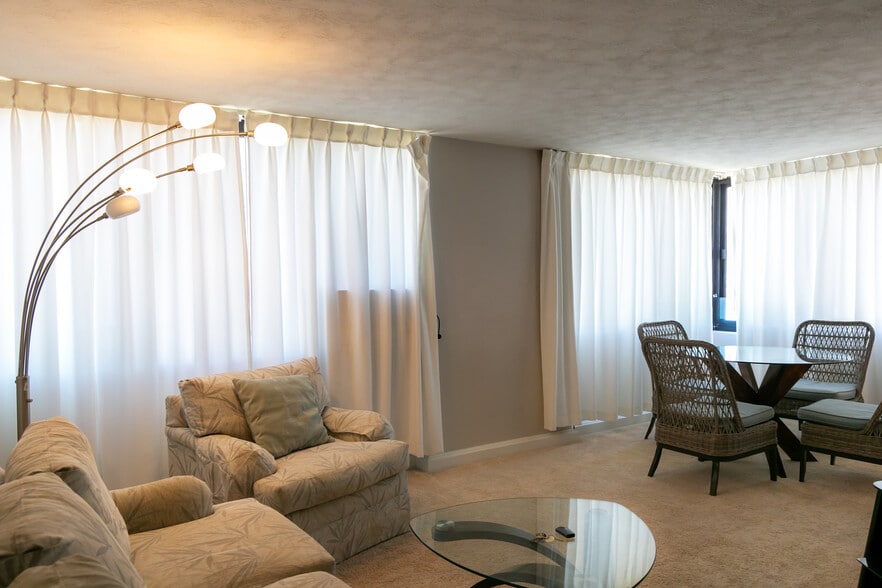 Building Photo - 343 Hobron Ln