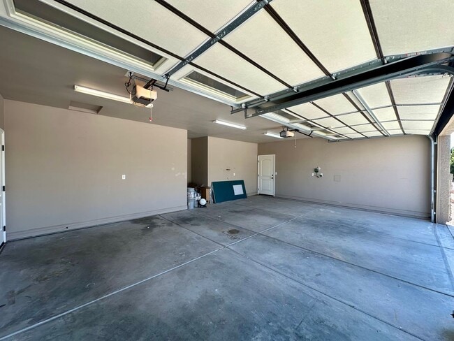 Building Photo - Gorgeous 3 bedroom, 2 bathroom home with 3 car garage