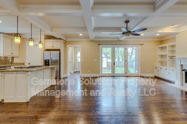 Building Photo - 210 38th Ave N