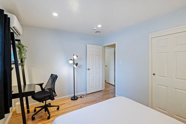 Building Photo - 945 Kingfisher Dr