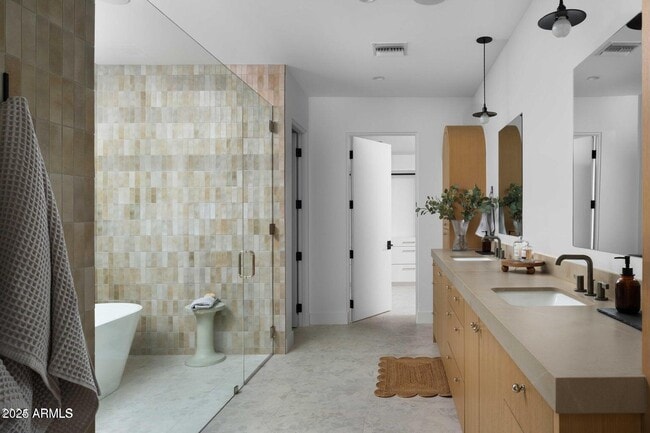 Building Photo - 6039 E Calle Camelia