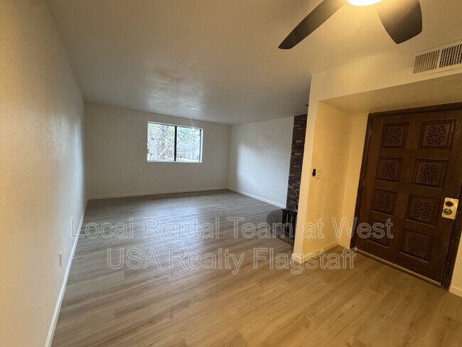 Building Photo - 4513 E Hollygreen Rd