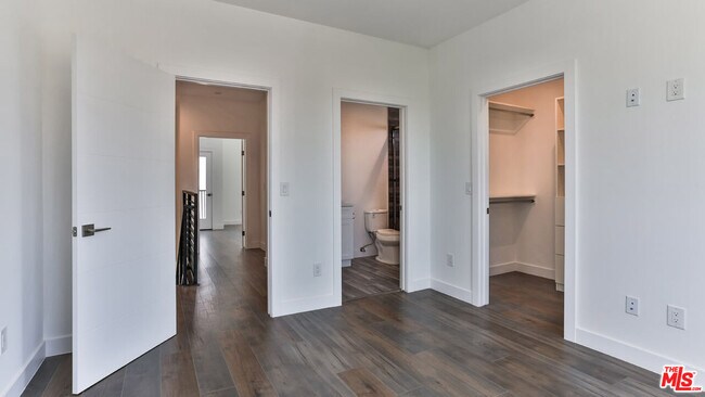 Building Photo - 3946 S Budlong Ave