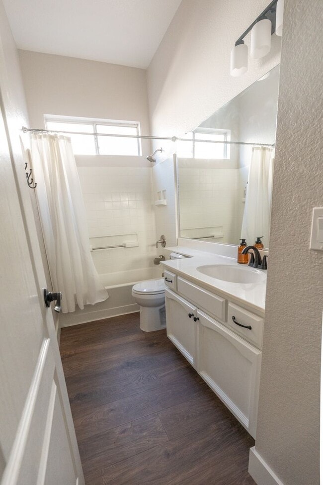 Building Photo - Stunning 3 Bedroom 2 Bath Home