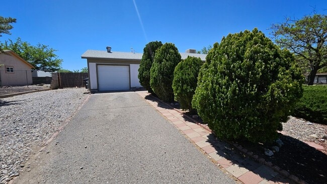Building Photo - 3 bed 1.5 bath