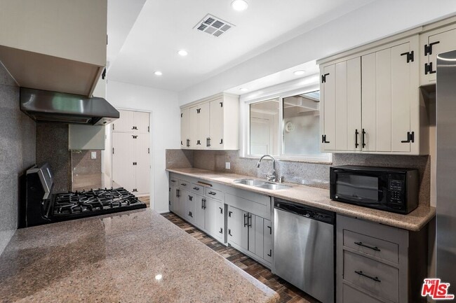 Building Photo - 15543 Del Gado Dr