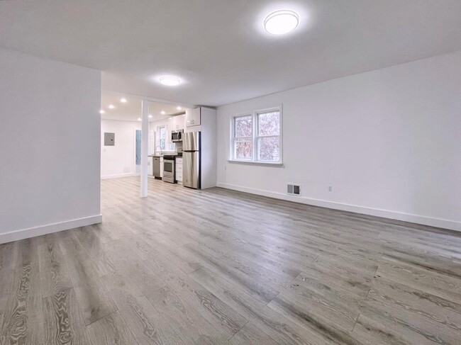 Primary Photo - 389 Monmouth St