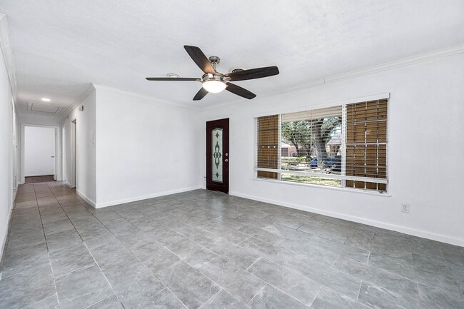 Building Photo - 206 Crestview Dr