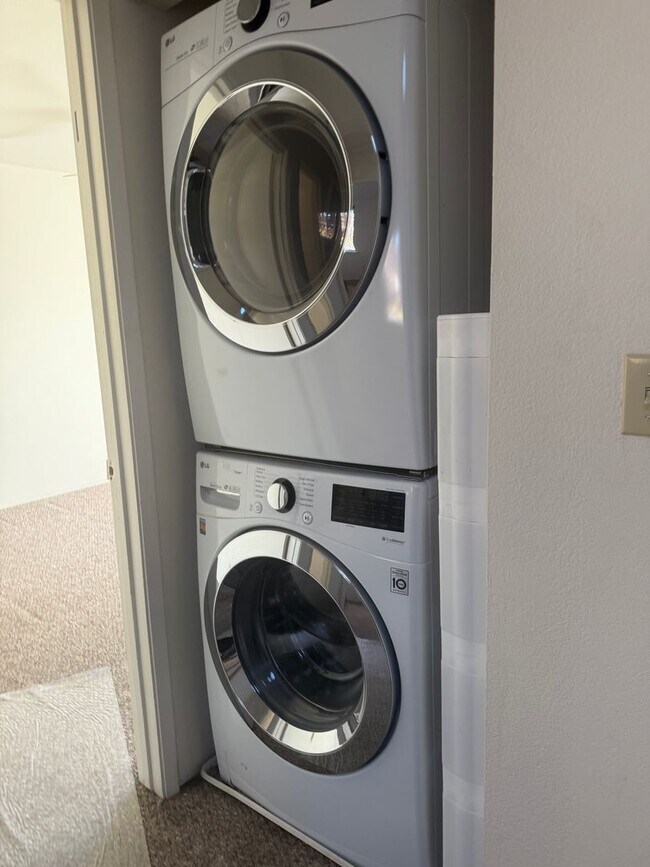 Building Photo - Charming Live Oak Townhome – Completely Renovated & Move-In Ready!