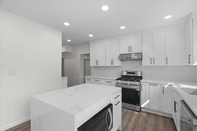Building Photo - 400 Talaflo St