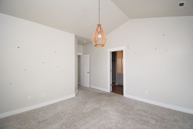 Building Photo - Bright Top Floor Condo with Tennis court, Pool, and Clubhouse