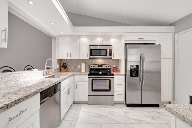 Building Photo - 10927 Dolphin Palm Ct