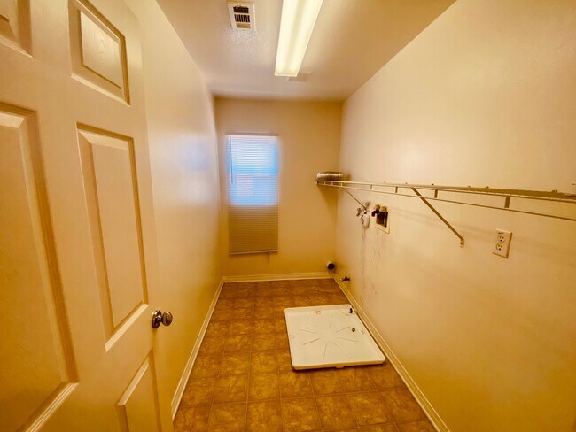 Building Photo - 2306 Cornflower Way