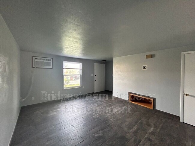 Building Photo - 154 Forest St