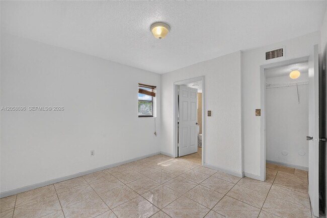 Building Photo - 6001 Shaker Wood Cir