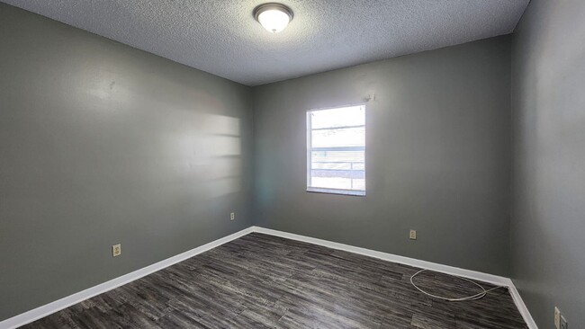 Building Photo - Updated 4/1 in Plant City- Move in Ready