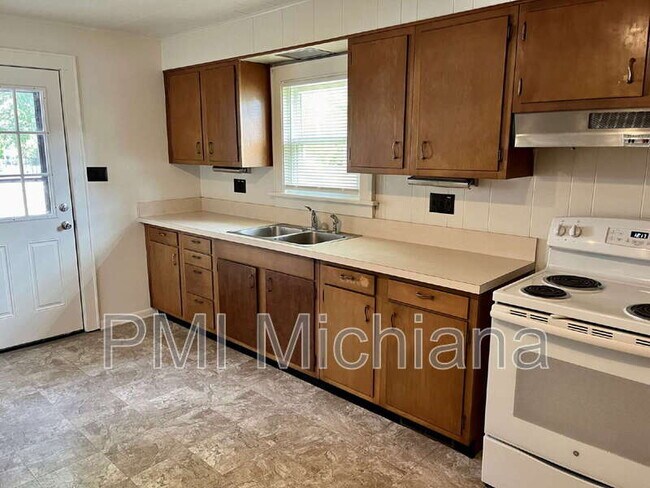 Building Photo - 126 Monmoor Ave