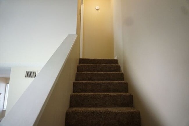 Building Photo - 2 Bedroom Townhome Near NAS