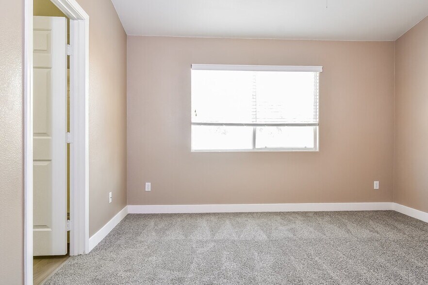 Building Photo - 3830 Canary Creek Ave