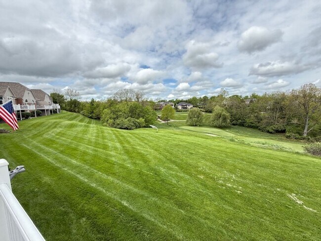 Building Photo - Triple Crown 2 bed 2 1/2 bath