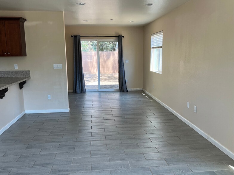 Building Photo - 10629 Lind Ave