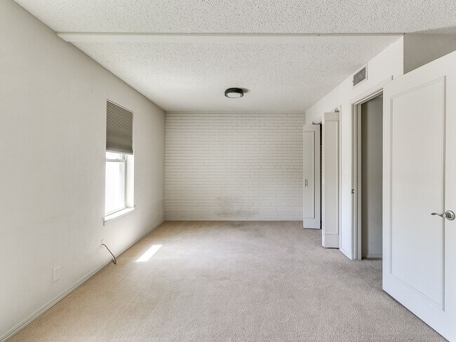 Building Photo - 3063 W Wilshire Blvd