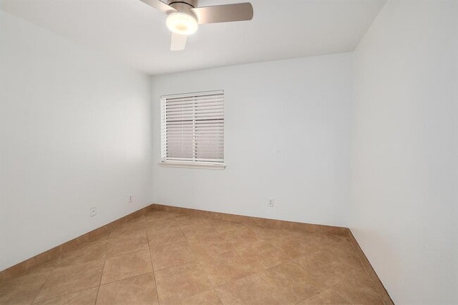 Building Photo - 2728 Breezy Point Cove