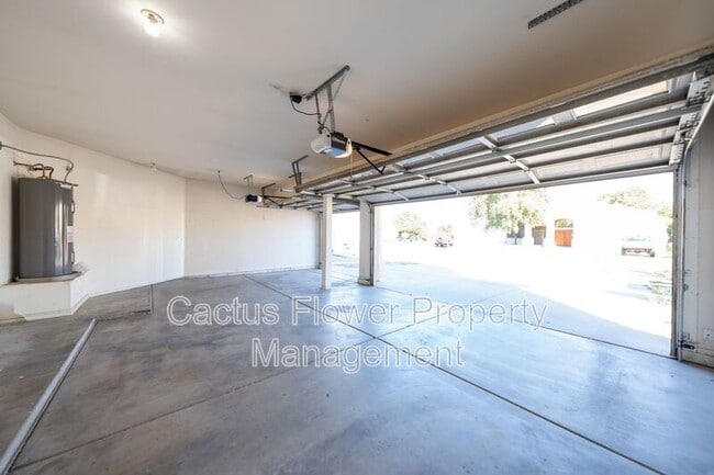 Building Photo - 970 N Willow St