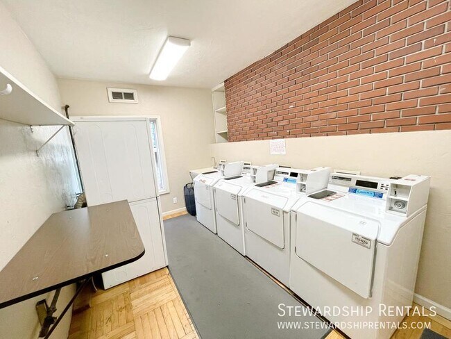 Building Photo - Efficiency Studio close to UO Campus!