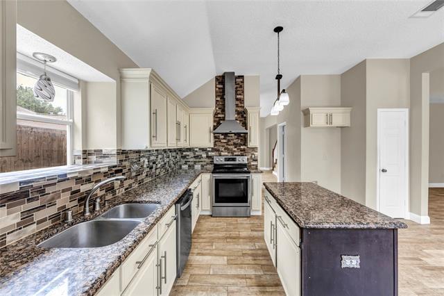 Building Photo - 900 Doral Cir