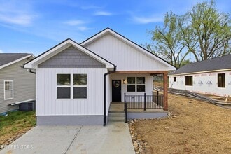Building Photo - 818 W Anderson Ave