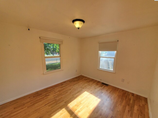 Building Photo - Central kennewick rental