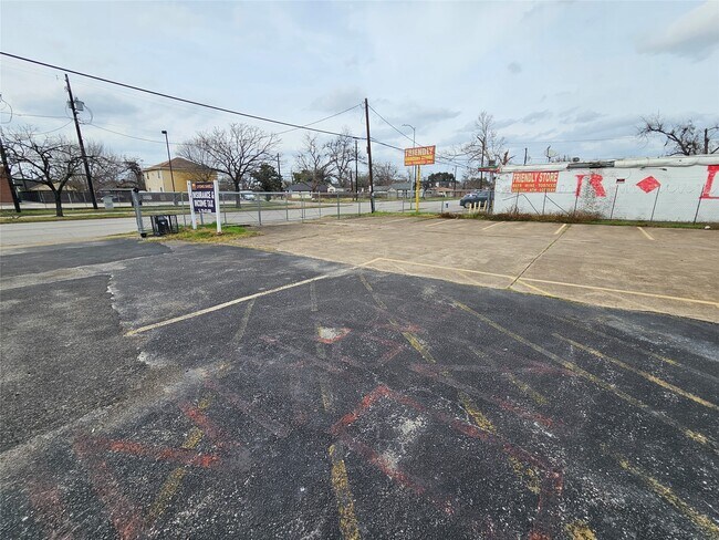 Building Photo - 2116 Lockwood Dr