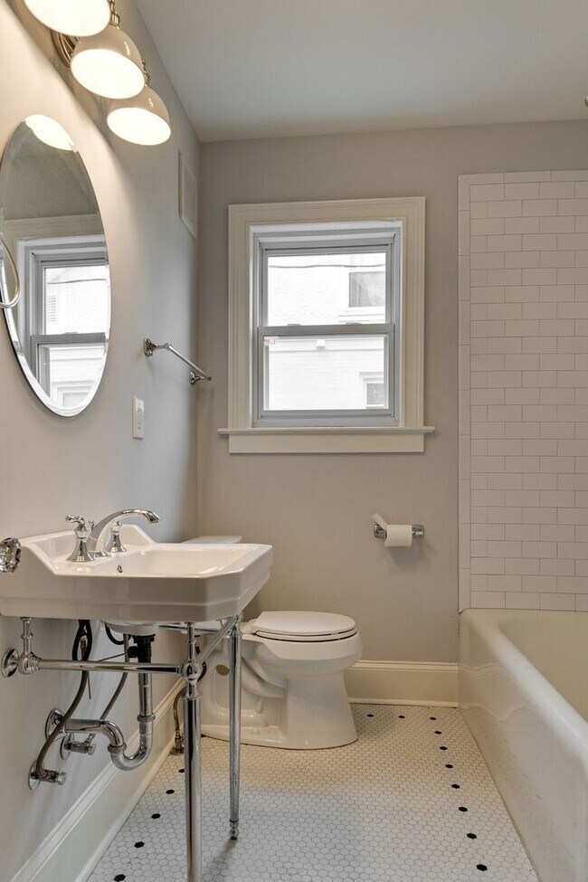 Building Photo - Charming Renovated East Nashville Home wit...
