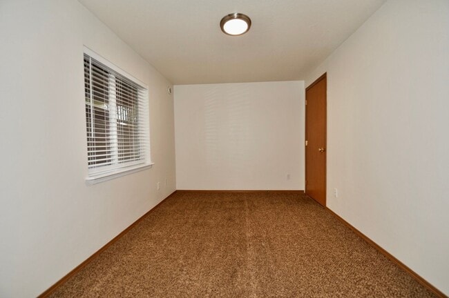 Building Photo - Basement 2 bed 1 bath unit