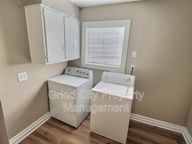 Building Photo - 1065 N Holmes St