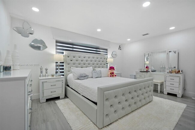 Building Photo - 850 SW 31st Ave